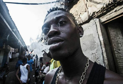 Joven fumando marihuana en Sierra Leona