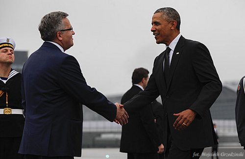 Obama y Bronislaw_Komorowski, se saludan en el aeropuerto de Varsovia