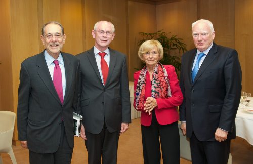 Herman Van Rompuy y los presentadores de su libro