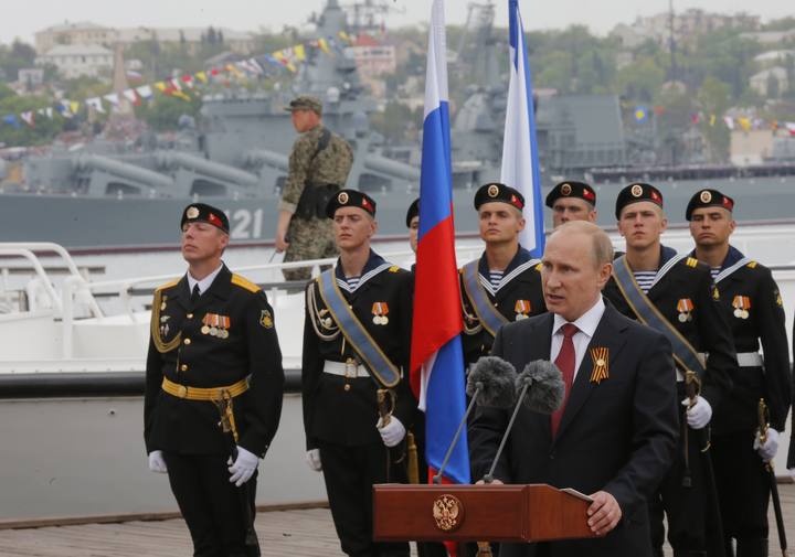 Putin, en la cubierta de un barco habla ante los asistentes al acto