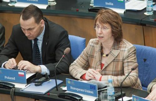 Radoslaw Sikorski y Catherin Ashton, sentados uno a la otra en la mesa del Consejo