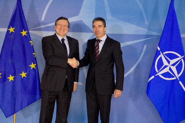 Anders Fogh Rasmussen y urao Barroso se saludan