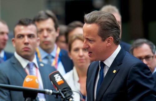 Cameron habla con los periodistas a su llegada al Consejo