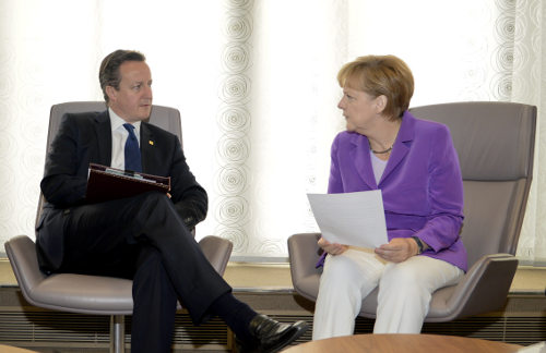 David Cameron y Angela Merkel hablan a solas