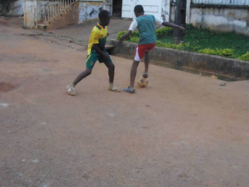 Niños jugando a fútbol 