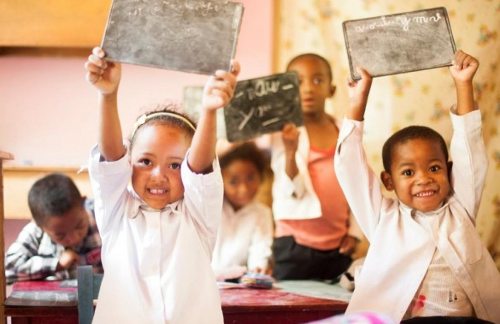 Niños y niñas en una escuela de Madagascar