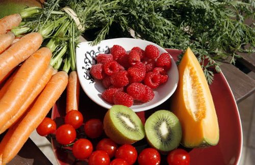 Un plato con frutas y verduras frescas
