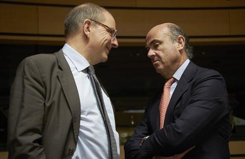 El ministro belga de finanzas y el español charlan de forma distendida