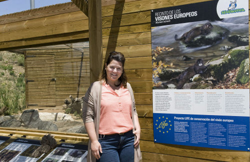 Lucía Hernández delante de un cartel del programa de la UE