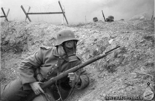 Un soldado en una trinchera con la bayoneta