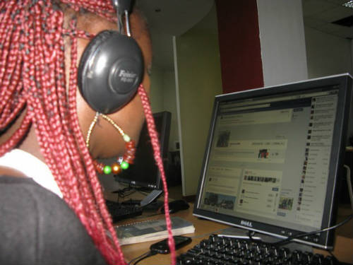 Adolescente en un cibercafé de Nairobi