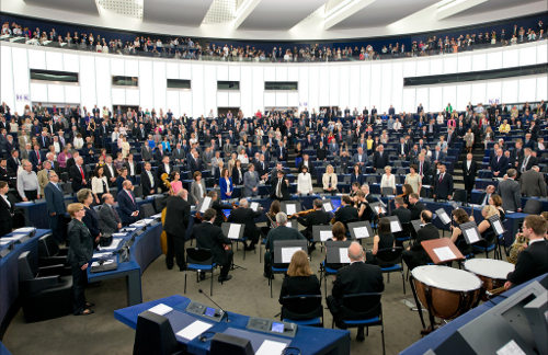 Una orquesta toca el himno de Europa en el PE