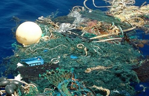 Redes de pesca, boyas y otros objetos enredados en el mar