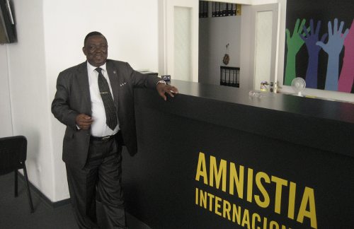 El abogado ante un cartel de Amnistía Internacional