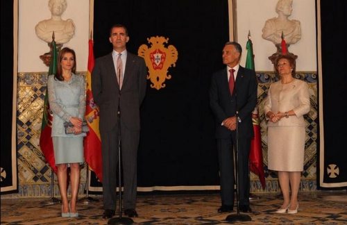 Fotografía oficial de los reyes de España y el presidente de Portugal y su esposa
