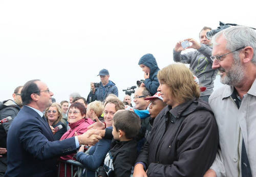 Hollande saludando
