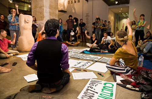 Los participantes en el encierro sentados en el suelo hablando