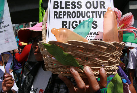 Un manifestante con una cesta llena de condones
