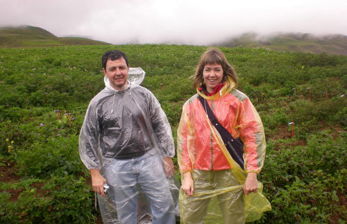 Dos investigadores en un campo de patatas recogiendo datos