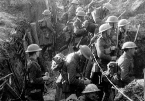 Soldados ingleses en una trinchera dura la Primera Guerra Mundial