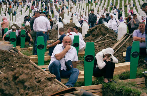 Familiares junto a las tumbas de los muertos en Srebrenica