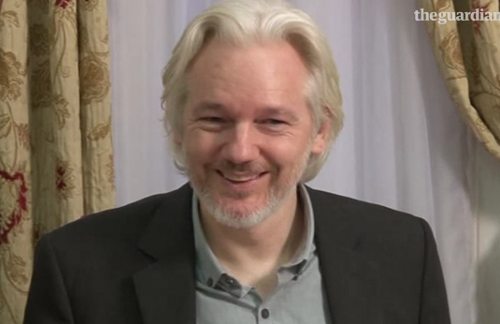 Julián Assange en rueda de prensa