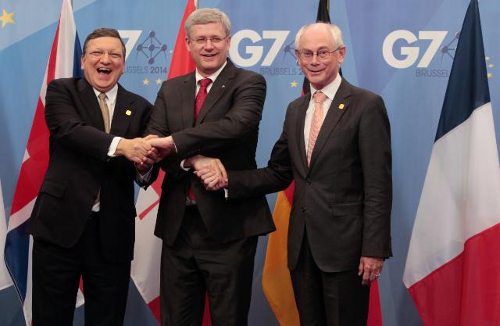 José Manuel Barroso, presidente de la CE, Stephen Harper, primer ministro de Canadá y Herman Van Rompuy, Presidente del Consejo europeo, se saludan en Bruselas 