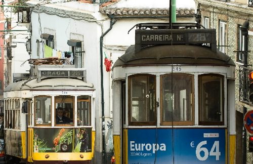 Dos tranvías en una calle de Lisboa