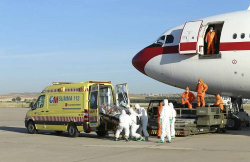 LLegada del enfermo de ébola al aeropuerto de Torrejón de Ardoz (Madrid)