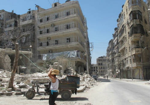 Niño con pan por las calles de Alepo