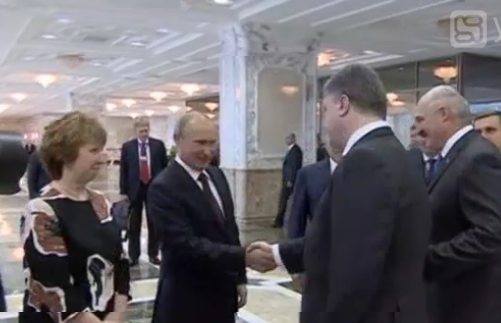 Putin y Poroshenko se saludan 