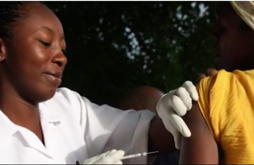 Una enfermera pone una vacuna a una mujer