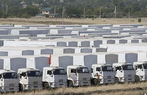 Los camiones rusos perfectamente alineados en la frontera