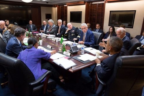 El presidente Obama, el vicepresidente Biden y los miembros de seguridad estadounidenses alrededor de una mesa