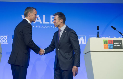 Jens Stoltenberg y Anders Fogh Rasmussen se saludan