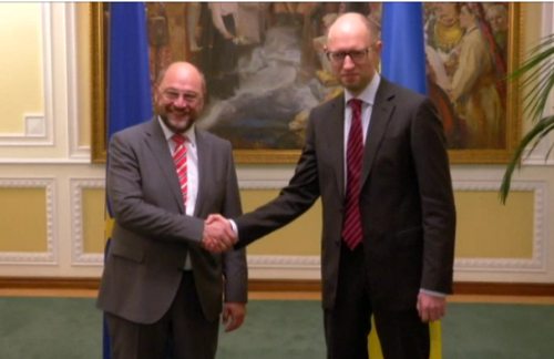 Martin Schulz y Arseniy Yatsenyuk, se estrechan la mano