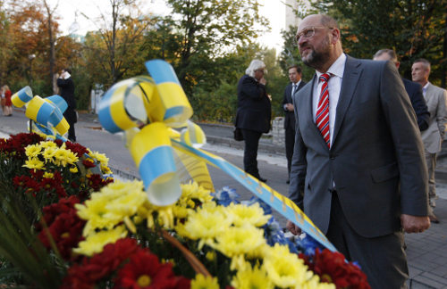 Martin Schulz, ofrece una corona de flores a los caídos