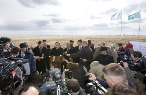 Ban en Kazajstan rodeado de la prensa