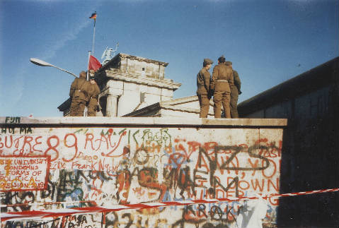 soldados encima del muro de Berlin