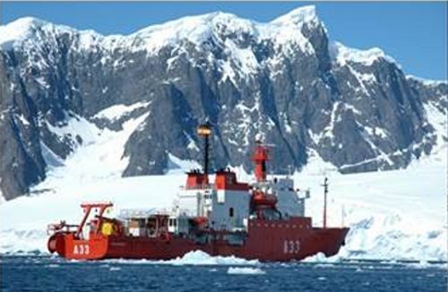 Buque Hespérides en la Antártida