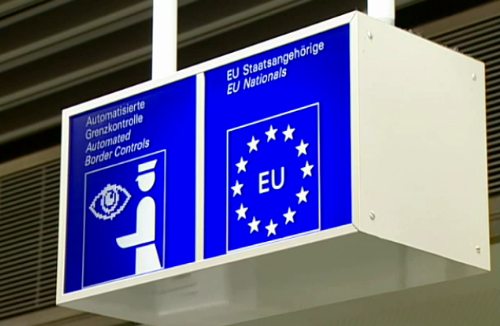 Símbolos de la UE en un aeropuerto europeo