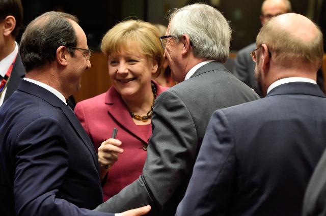 François Hollande, Angela Merkel y Jean-Claude Juncker, charlan amigablemente