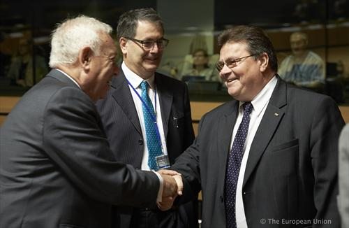 Los ministros de Exteriores de España y Lituania, se saludan en el Consejo
