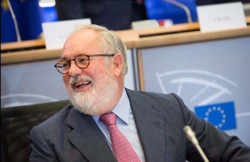 Miguel Arias Cañete muy sonriente en el Europarlamento