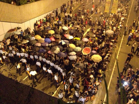 Paraguas contra policías en Hong Kong