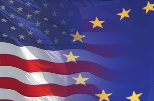 Las banderas estadounidense y de la Unión Europea entrelazadas