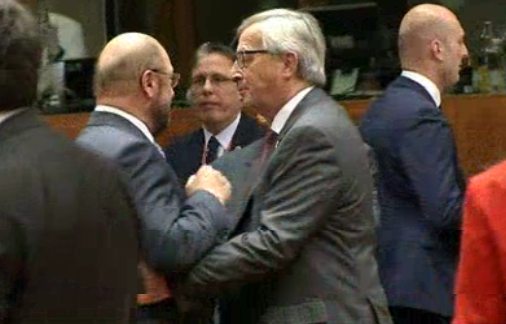 Schulz y Juncker se saludan efusivamente antes de que comienze el Consejo Europeo