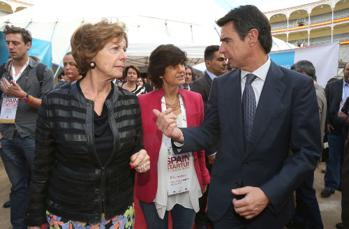 La comisaria Kroes con el ministro de industria y María Benjumea