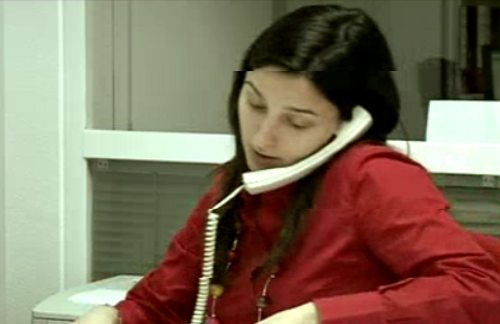 Una chica trabajando en una oficina