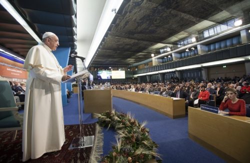 El papa Francisco habla ante los asistentes a la conferencia, en la primera fila la reina Letizina le escucha
